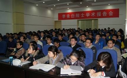 佰科公司技術(shù)骨干認(rèn)真聽取李圭白教授講座